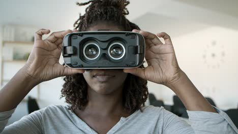 Fröhliche-Afroamerikanische-Frau,-Die-Eine-VR-Brille-Erlebt